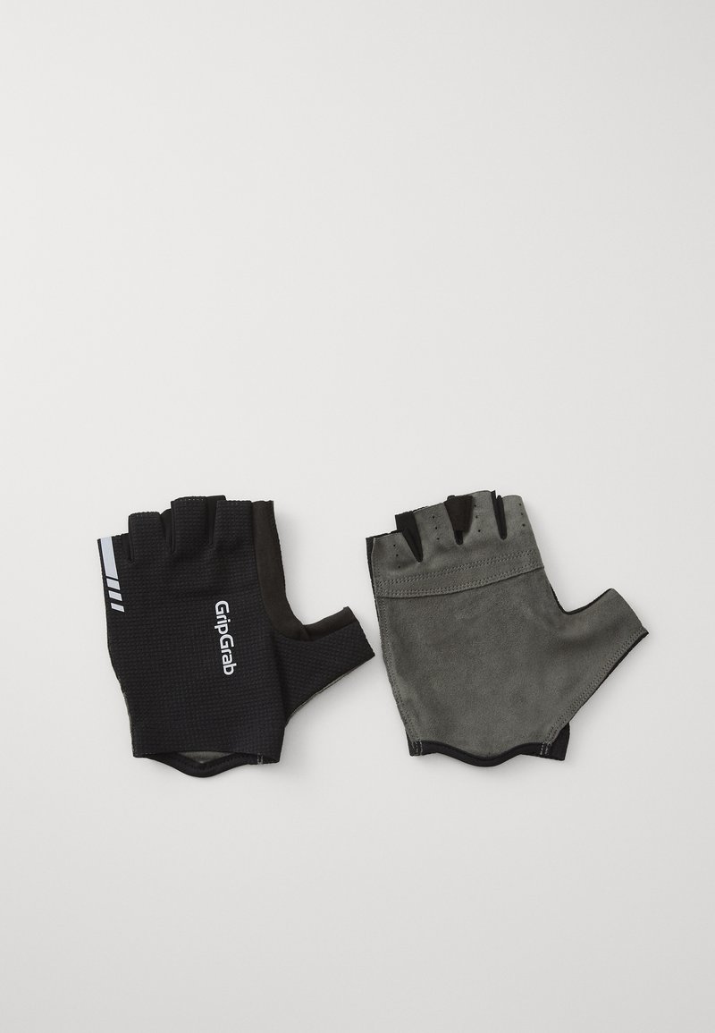 Černé a šedé bezprsté rukavice s texturovanou tkaninou, vyztuženými švy a detaily loga. Levá rukavice má design s gumovým úchopem.