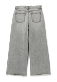 Jeans de pierna ancha en denim gris claro, con un dobladillo deshilachado, dos bolsillos traseros y un sutil detalle de costura. Textura suave y un ajuste relajado.