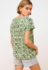Next V-NECK BUBBLE HEM PETITE - Marškinėliai su spaudiniu - green