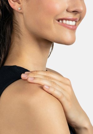 Rundes Ohrstecker in Silber mit einem klaren, glitzernden Stein. Nahaufnahme eines lächelnden Gesichts und einer Hand, die auf der Schulter ruht, und die Hautfarbe zeigt.