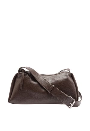 Czarna skórzana torba na ramię w ciemnym odcieniu z regulowanym paskiem i zapięciem na zamek, wyeksponowana na białym tle.