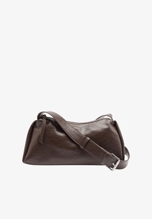 Czarna skórzana torba na ramię w ciemnym odcieniu z regulowanym paskiem i zapięciem na zamek, wyeksponowana na białym tle.