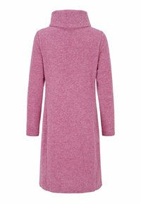 Lång, rosa, ribbad stickad klänning med hög krage och långa ärmar. Har en avslappnad passform och sidoflikar i nederkant för ökad rörelsefrihet.