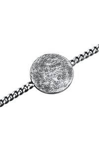 Silverarmband med en texturerad cirkulär medaljong. Kedjan har sammanlänkade länkar med en polerad yta.