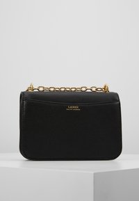 Czarna skórzana torba na ramię z teksturowanym wykończeniem, złotym łańcuszkiem i logo na przodzie. Prostokątny kształt z zaokrąglonymi krawędziami.