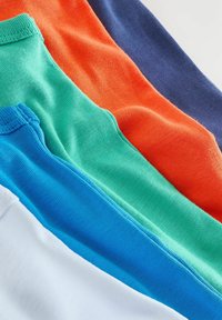 Viisi t-paitaa pinottuna, väreinä valkoinen, sininen, vihreä, oranssi ja tummansininen. Silkkinen puuvillakangas ja pyöreä pääntie.