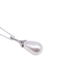 Collana con pendente in argento caratterizzata da una perla bianca a forma di goccia lucida, attaccata a una catena delicata con un gancio in metallo lucido.