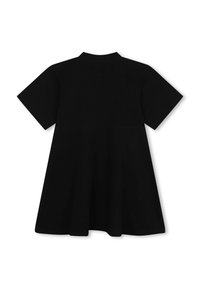 Robe noire à manches courtes avec une jupe évasée, présentant une texture côtelée, un col haut et un corsage ajusté.