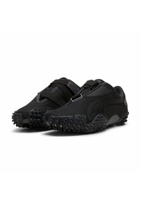 Baskets de sport noires avec un dessus texturé, maintenues par des sangles, et une semelle en caoutchouc robuste et crantée pour une meilleure adhérence.