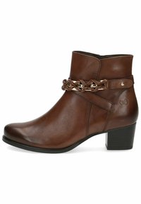 Botas de cuero marrón hasta el tobillo con punta redonda, tacón bajo y apilado, y acento decorativo de cadena. Textura suave con detalles de costura en tono.