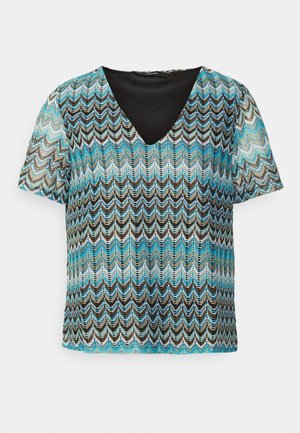 Top met korte mouwen en V-hals met blauw, zwart, wit en bruin zigzagchevronpatroon en opengebreide textuur.