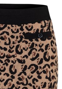 Strickrock mit Leopardenmuster in Schwarz und Braun auf einem hellbraunen Hintergrund, mit einem schwarzen elastischen Bund und einem dekorativen Knopfakzent.