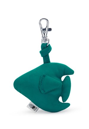 Llavero de tela verde azulado con forma de pez, con aletas cosidas y un cierre metálico plateado en la parte superior.