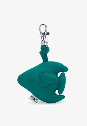 Schlüsselanhänger aus türkisfarbenem Stoff in Fischform mit aufgenähten Flossen und einem silbernen Metallkarabiner oben.