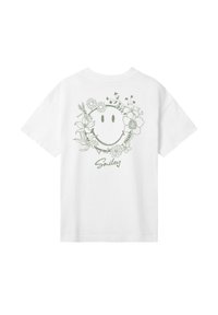 Weißes Baumwoll-T-Shirt mit einem grünen blumigen Smiley-Gesicht-Graphic auf der Rückseite, darunter das Wort "Smiley" in einer verspielten Schrift.