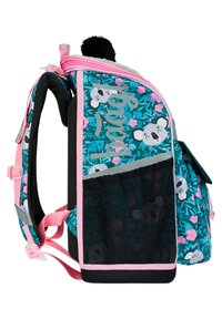 Batoh s tyrkysovým květinovým vzorem, na kterém jsou kreslené koaly. Obsahuje růžové akcenty, síťovanou boční kapsu a načechrané černé poutko na zip ve tvaru bambulky.