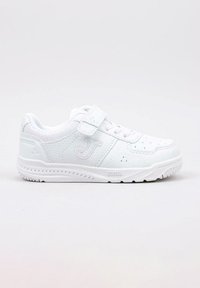 Zapato deportivo blanco con parte superior sintética texturizada, con una tira de velcro y cordones, diseñado para la comodidad con una suela de goma flexible.