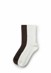 Prążkowane skarpetki w kontrastujących odcieniach brązu i bieli, z podzielonym wzorem na środku i miękką teksturą.