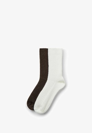 Calzini a coste in contrasto di marrone e bianco, con un design spaccato lungo il centro e una texture morbida.