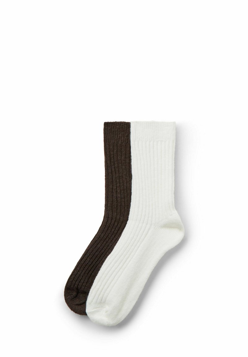 Prążkowane skarpetki w kontrastujących odcieniach brązu i bieli, z podzielonym wzorem na środku i miękką teksturą.