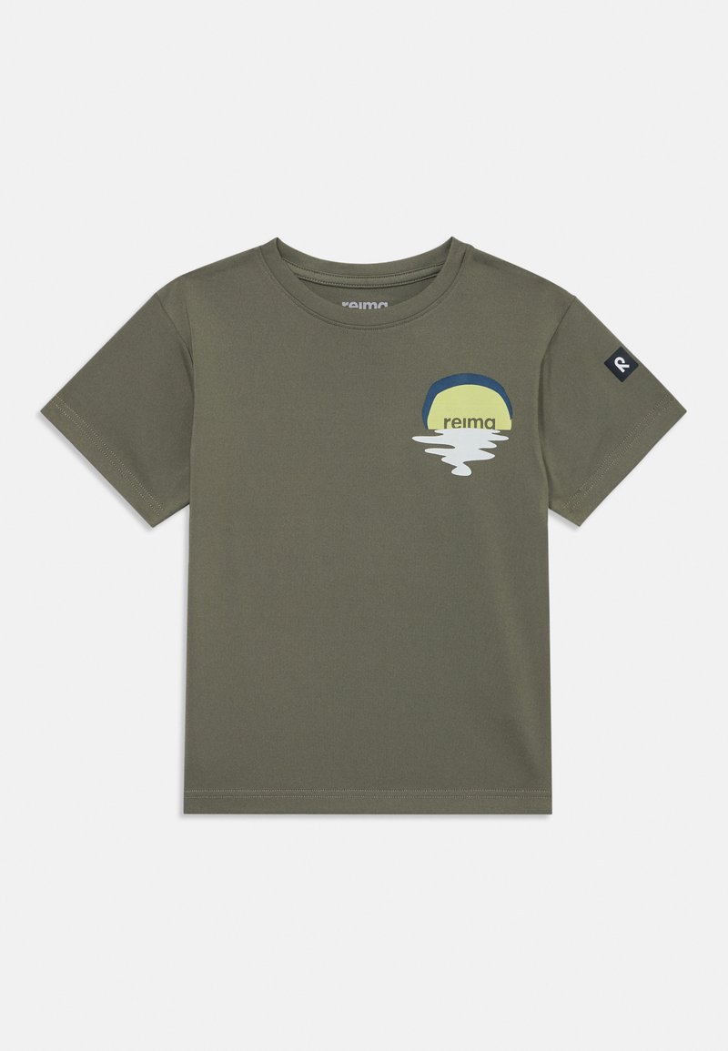 Camiseta de manga corta verde oliva hecha de tela suave, con un gráfico amarillo y azul en el pecho y un parche de logo negro en la manga.