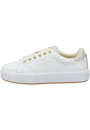 Bílé tenisky vyrobené z hladké kůže s zlatými očky a šněrováním. Mají zaoblenou špičku a texturovanou gumovou podrážku.