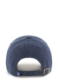 Navyblaue Baumwoll-Baseballmütze mit verstellbarem Riemen und messingfarbener Schnalle. Verfügt über eine runde Krone und ein dekoratives Nähdetail oben.