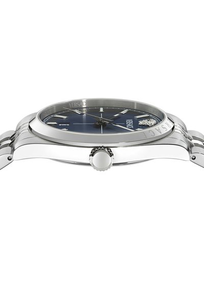 Zilveren Versace polshorloge met blauwe wijzerplaat, zilveren uurmarkeringen en Medusa-logo op de wijzerplaat, gezien van zijaanzicht.