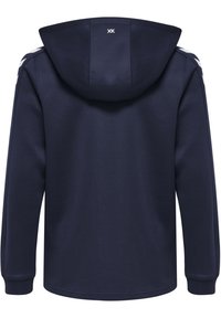 Felpa con cappuccio navy con design semplice, texture morbida e accenti bianchi sulle spalle. Il retro presenta un logo semplice all'altezza del collo.