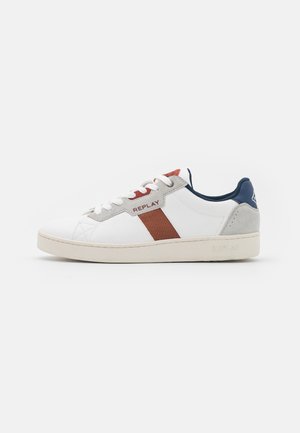 Hvid lav sneaker med beige sål, rød meshstribe, grå ruskind detaljer, navy blå hæl og "REPLAY" branding på siden og sålen.