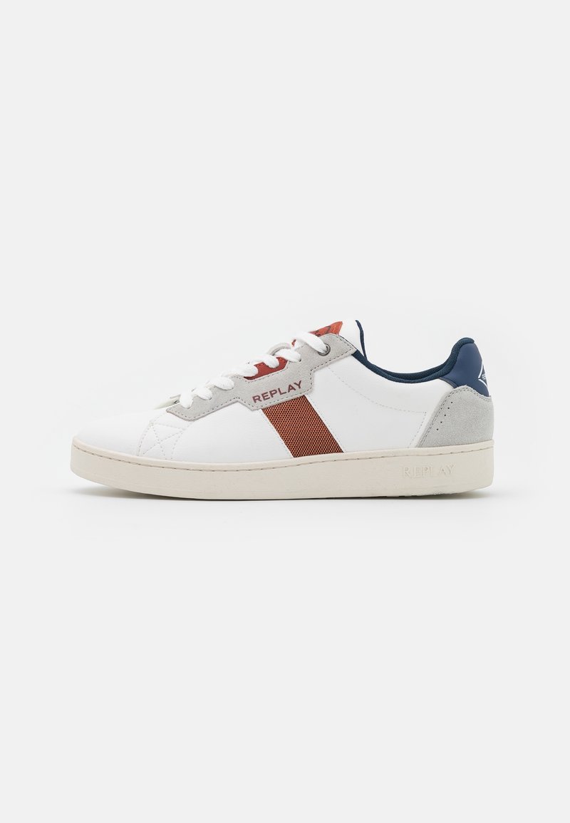 Baskets basses blanches avec semelle beige, bande en mesh rouge, détails en daim gris, talon bleu marine et marquage "REPLAY" sur le côté et la semelle.
