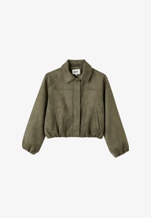 Veste courte en suédine verte olive avec col à revers, deux poches latérales, ourlet élastiqué et texture douce. Présente des détails de coutures.