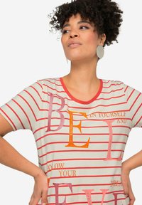 Hvid bomulds T-shirt med røde vandrette striber, prydet med farverig tekst og detaljer, rund halsudskæring og korte ærmer.
