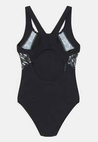 Maillot de bain une pièce noir avec un dos échancré, un design dos nageur et des panneaux latéraux à motifs comportant des détails géométriques dans des couleurs claires.