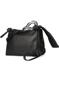 Bolso de mano de cuero negro con una forma estructurada, que cuenta con herrajes de plata, cierre de cremallera y una correa desmontable. Cintas notables adornan las asas.