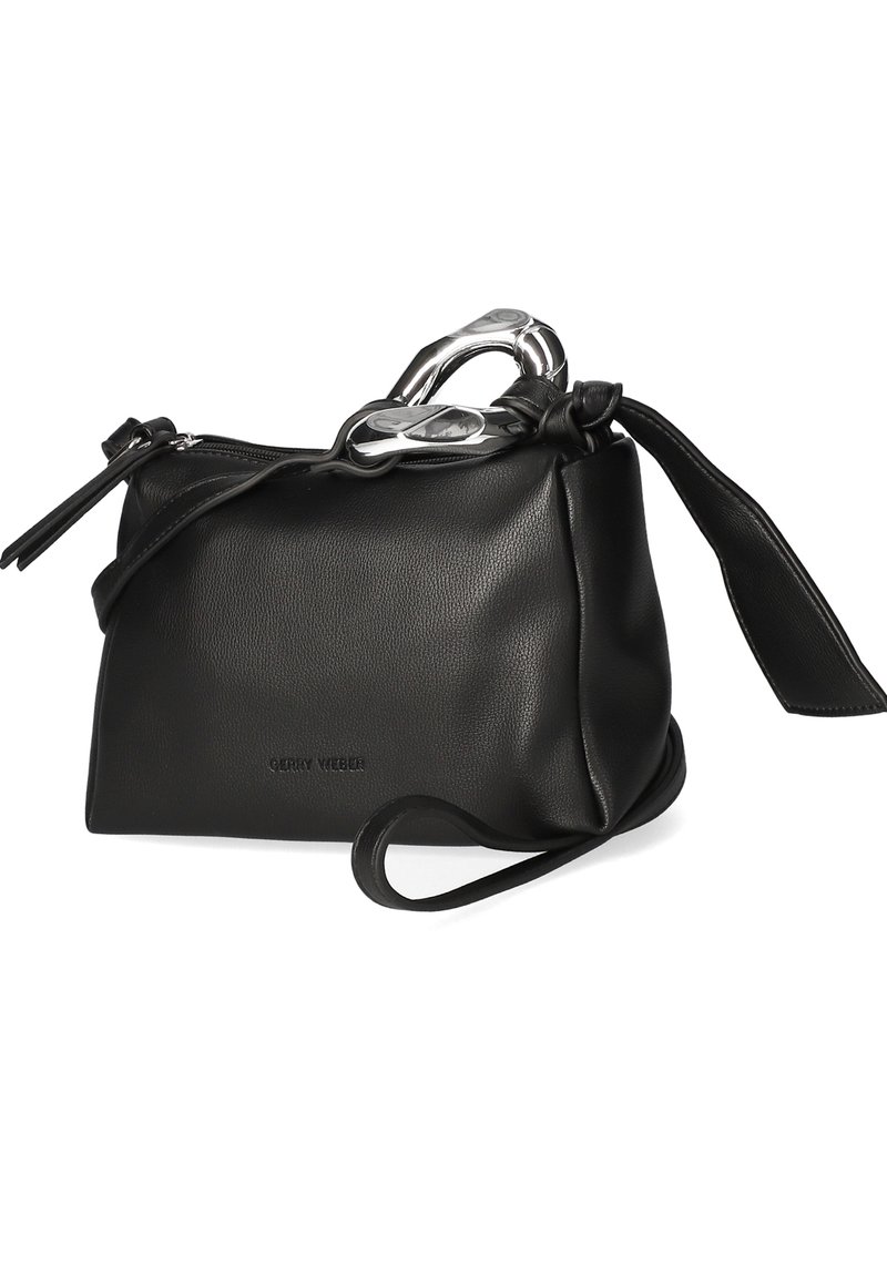 Bolso de mano de cuero negro con una forma estructurada, que cuenta con herrajes de plata, cierre de cremallera y una correa desmontable. Cintas notables adornan las asas.
