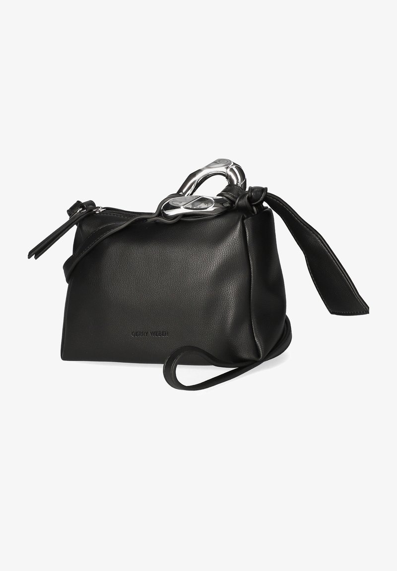 Sac à main en cuir noir au design structuré, avec des accessoires en argent, fermeture éclair et une bandoulière amovible. Des liens notables ornent les poignées.