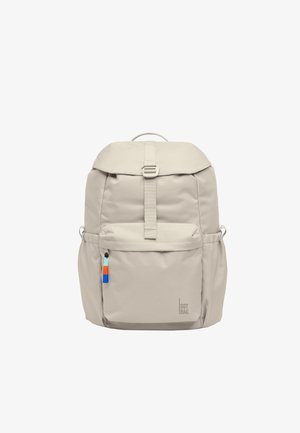 Hellbeiger Rucksack mit Fronttasche, Schnallenverschluss, Seitentaschen und kleinem buntem Reißverschluss-Zipper an der Fronttasche.