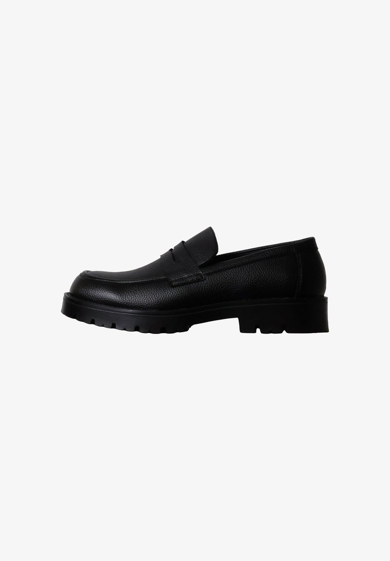 Mocassin en cuir noir avec une semelle épaisse en caoutchouc et un petit talon, avec une bride classique "penny" sur le dessus.