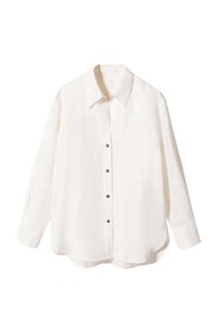 Langærmet hvid linneskjorte med spids krave og fem synlige knapper foran, præsenteret på en hvid baggrund.
