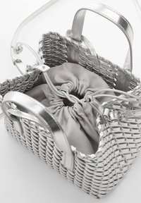 Borsa intrecciata argento con un design strutturato, dettagli metallici, doppi manici e un interno in tessuto grigio arricciato.