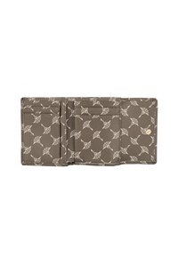 Opgevouwen bruine leren portemonnee met wit bloemmotief, meerdere kaarthouders en een muntenvak met drukknoop aan de rechterkant.