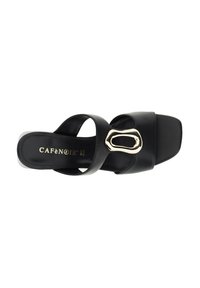 Sandalia de cuero negra con puntera cuadrada y dos bandas anchas. Presenta un hebilla de acento dorado. Diseño simple y plano con una textura suave.