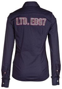 Maglietta a maniche lunghe blu navy con design attillato, caratterizzata da un testo "LTD. ED97" impreziosito da strass sulla parte superiore della schiena. Polsini con bottone.