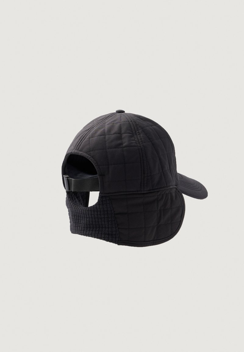 Gorra negra acolchada con una corona redondeada, un visor rígido y un panel trasero texturizado con una correa ajustable.