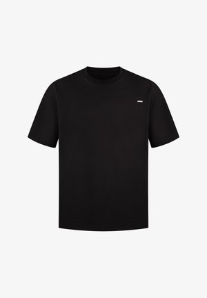 Camiseta de algodón negra con mangas cortas, cuello redondo y un pequeño logo blanco en el pecho. Diseño simple y de color uniforme.