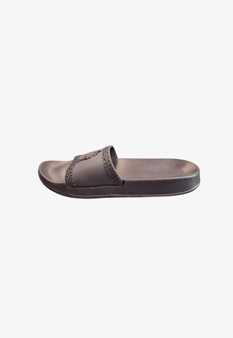 Sandalo nero con cinturino texturizzato, suola piatta e finitura opaca. Presenta un design in rilievo sul cinturino. Struttura leggera.