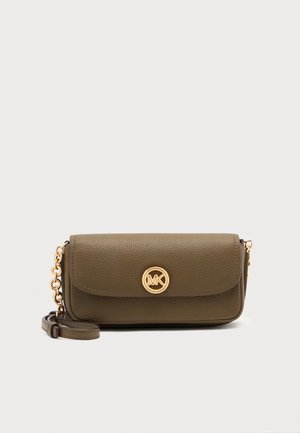 Crossbody kabelka z texturovanej kože olivovo zelenej farby so zlatým reťazovým popruhom a kruhovým zlatým logom MK na prednom klape.