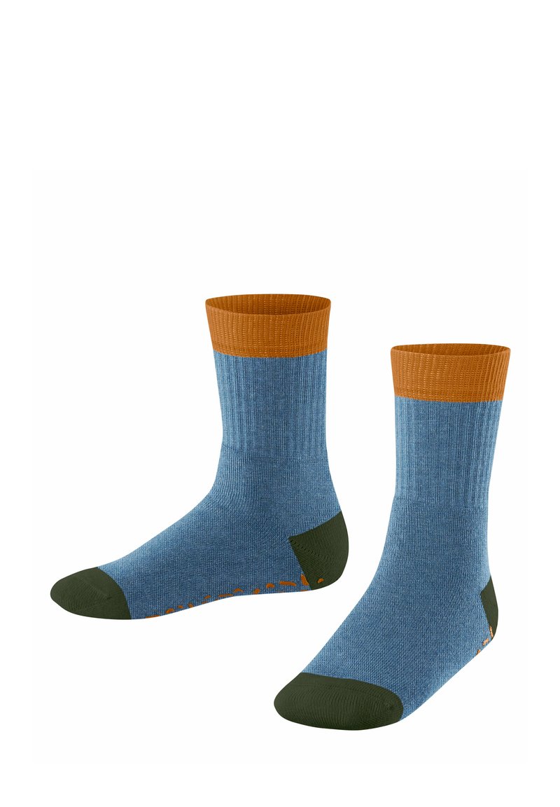 Chaussettes en mélange de coton bleu avec des poignets côtelés oranges et des accents verts sur les talons, présentant un motif tricoté texturé et un bout contrastant.