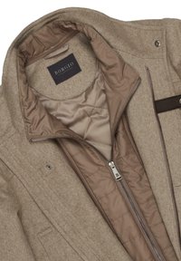 Beżowa kurtka z mieszanki wełny z pikowaną brązową satynową podszewką, z zamkiem błyskawicznym z przodu i metką z napisem "BORGIO" na kołnierzu.